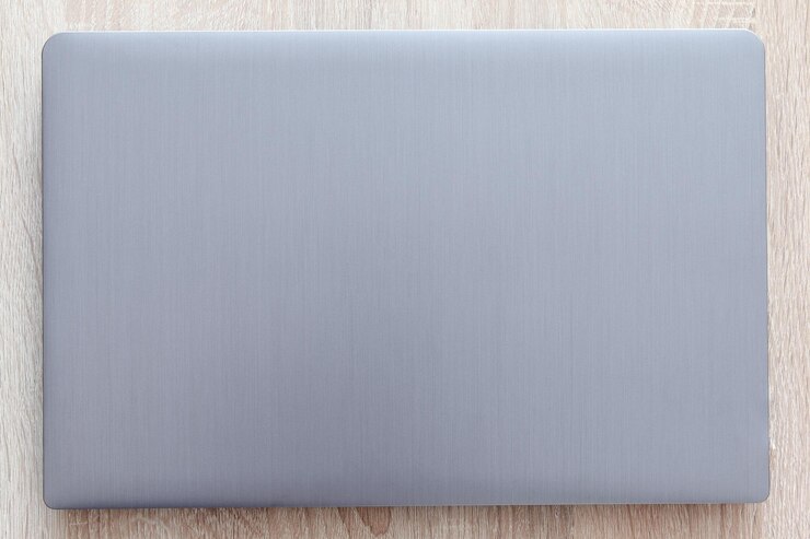 Gesloten laptop bovenaanzicht zilveren kleur op een houten tafel