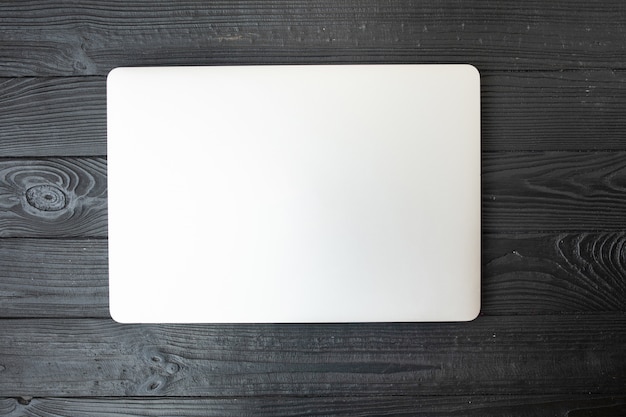 Foto gesloten laptop op een houten achtergrond