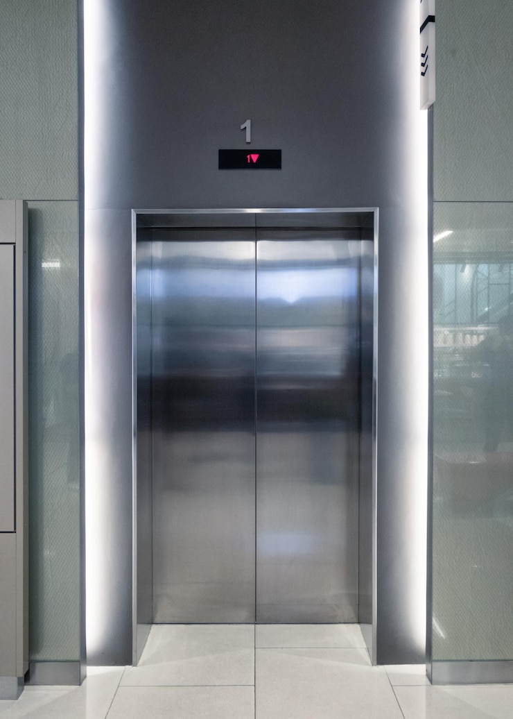 Gesloten liftdeuren glanzend verlicht in hotel