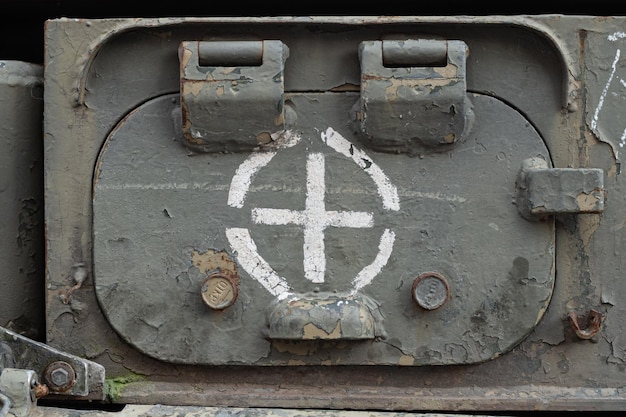 Gesloten luik op het oppervlak van een tank of zelfrijdende artillerie met symbool close-up