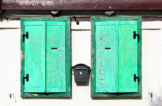 Foto gesloten luiken van oud huis, duitsland