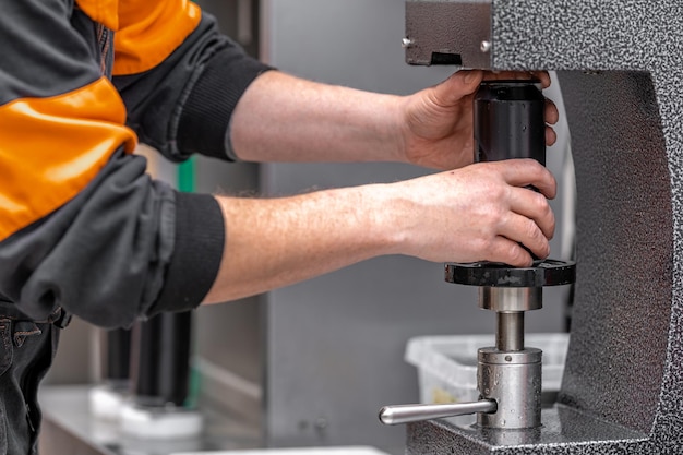 Gesloten met het deksel van drankblikjes in een automatische sluitmachine in een brouwerij