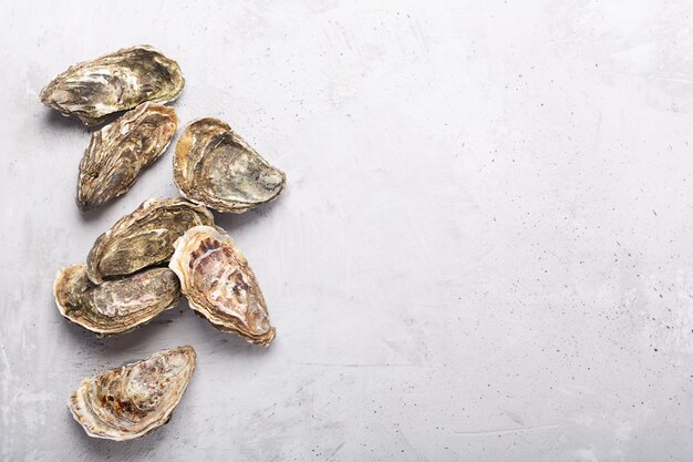 Gesloten oesters op houten achtergrond. Gezonde zeevruchten