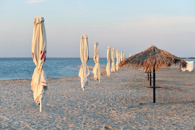 Gesloten parasols, op een zonnige dag, vlakbij de kust.