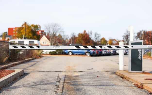 gesloten parkeerplaatspoort die de toegangscontrole van barrières en beperkte toegang in een moderne ur vertegenwoordigt