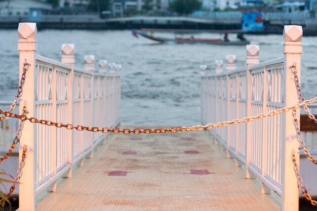 Gesloten pier tegen de rivier