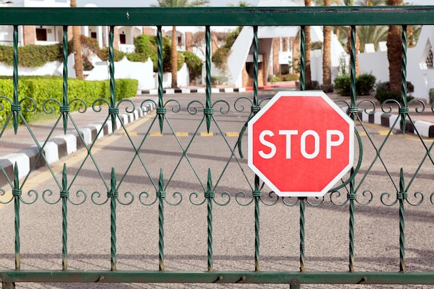 Foto gesloten poort met een rood stopbord bij de ingang van het hotel