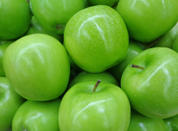 Gesloten stapel van levendige groene appels, voor achtergrond