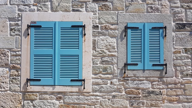 Gesloten vensterluiken op een stenen gebouw