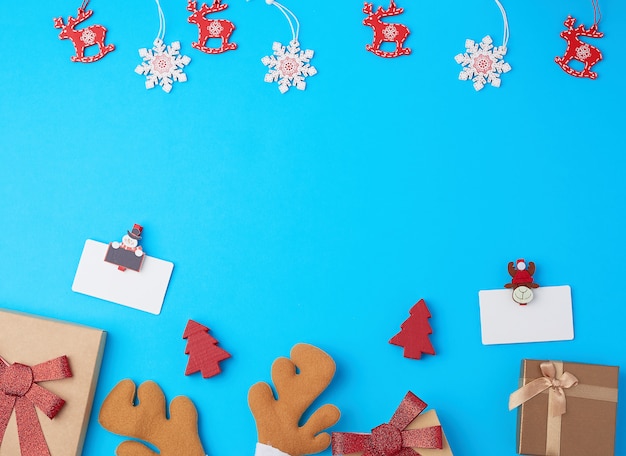 gesloten vierkante geschenkdozen met strikken op een blauw