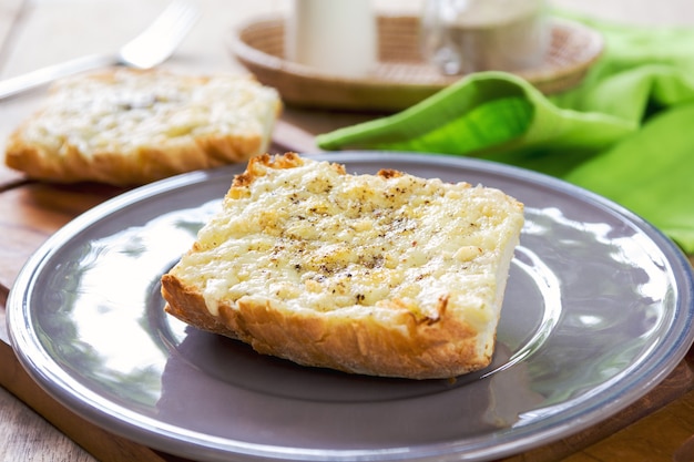 Gesmolten Cheddar en Parmezaanse kaas op stokbrood