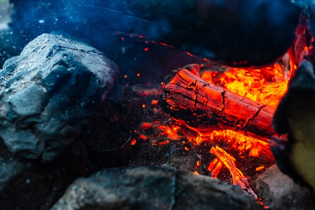 Gesmolten houtblokken verbrand in levendig vuur.