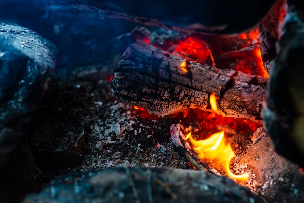 Gesmolten houtblokken verbrand in levendig vuur.