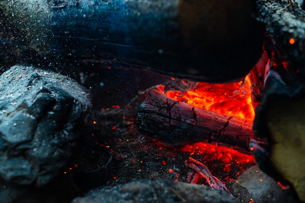 Gesmolten houtblokken verbrand in levendig vuur.