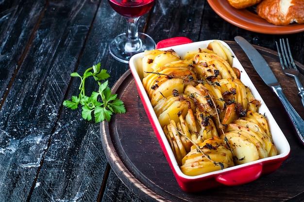 Gesneden aardappelen in de schil