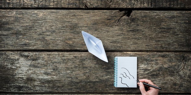 Foto gesneden afbeelding van een persoon die papier op tafel houdt