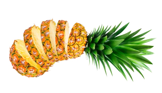 Foto gesneden ananas die op wit wordt geïsoleerd