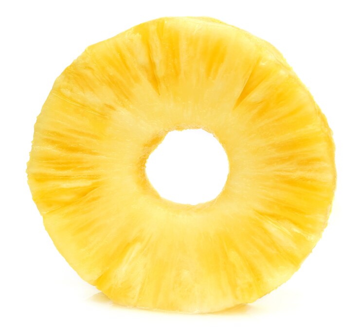 Gesneden ananas op witte achtergrond