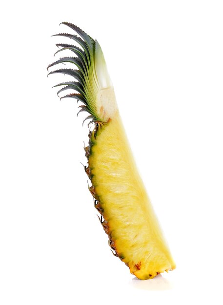 Gesneden ananas over witte achtergrond