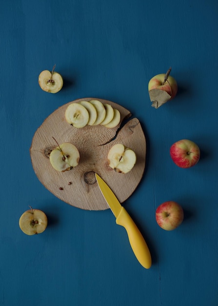 Gesneden appels op een blauwe tafel, bovenaanzicht