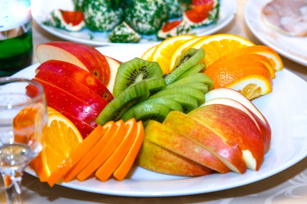 Gesneden appels, sinaasappelen op een feestzaal tafel