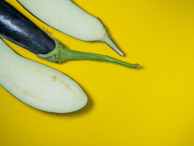 Gesneden aubergine op een gele achtergrond Groenten op tafel Mooie aubergine Gemeenschappelijke groente