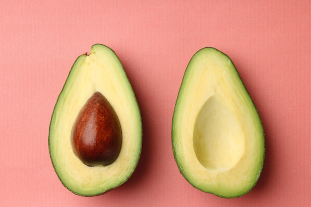 Gesneden avocado op roze achtergrond