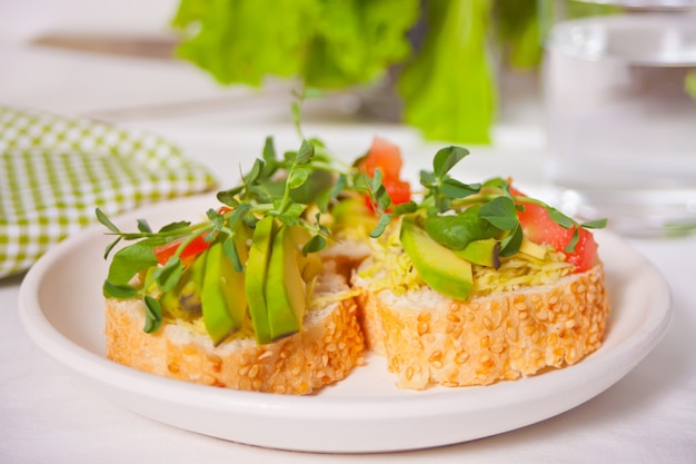 Gesneden avocado op toast ontbijt