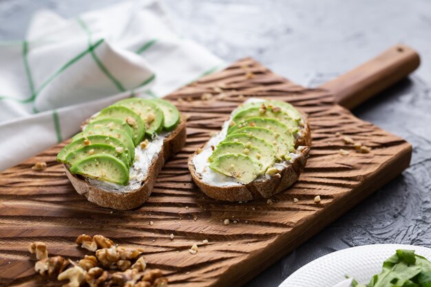 gesneden avocado op toastbrood met noten