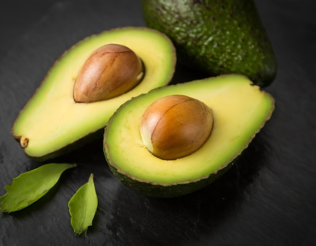 Gesneden avocado's in zwart