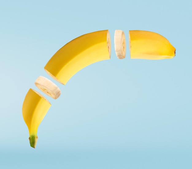 Gesneden banaan geïsoleerd op lichtblauwe achtergrond