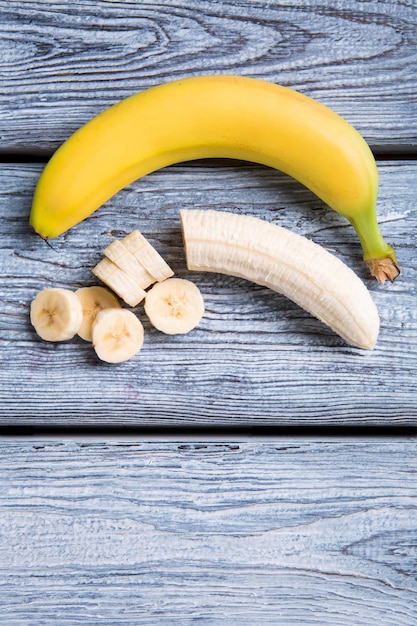 Gesneden banaan op houten achtergrond bovenaanzicht van bananen ingrediënt van biologisch dessert grote hoeveelheid ...