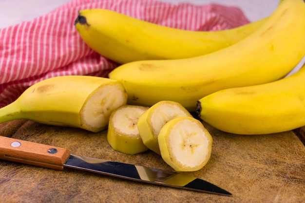 Gesneden bananen op een snijplank