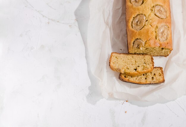 Gesneden bananenbrood op bakpapier