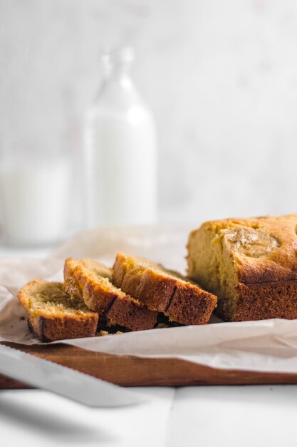 Gesneden bananenbrood op bakpapier