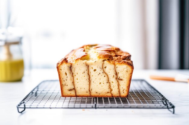 Foto gesneden bananenbrood op een koelrek