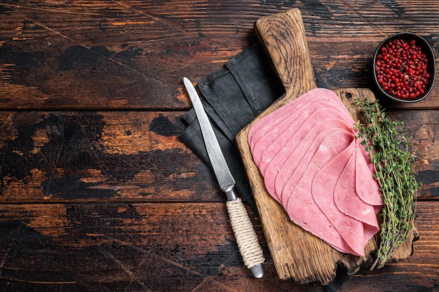 Gesneden Beef Ham snack op een houten bord Houten achtergrond Bovenaanzicht Kopieer ruimte