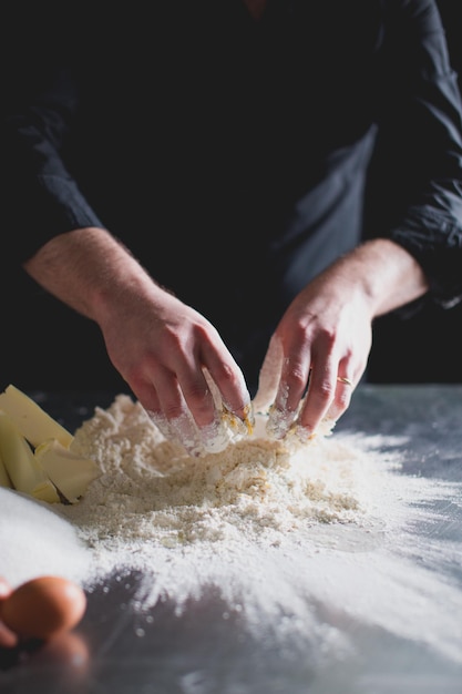 Gesneden beeld van chef-koks die gebak maken