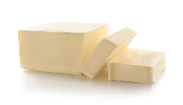 Gesneden blok boter geïsoleerd op wit