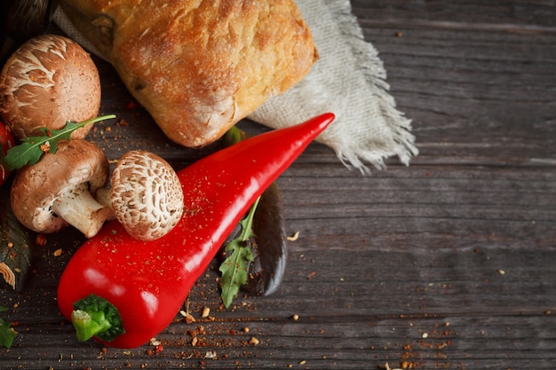 Gesneden brood Ciabatta en groenten op hout