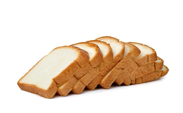 Gesneden brood dat op wit wordt geïsoleerd