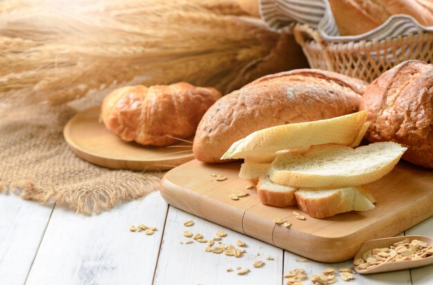 Gesneden brood en croissant op hout