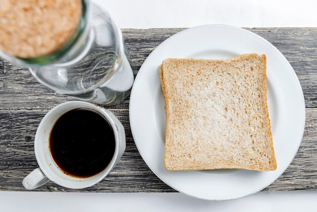 Gesneden brood en een kopje koffie op het bord