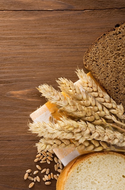 Gesneden brood en oren van tarwe op servet