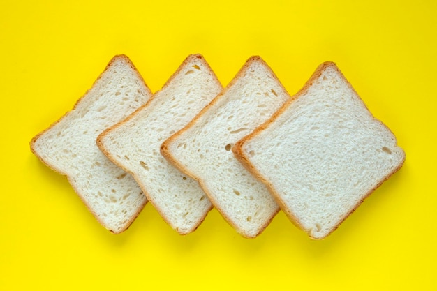 Gesneden brood geïsoleerd op gele achtergrond Toast brood van tarwebrood gesneden geïsoleerd