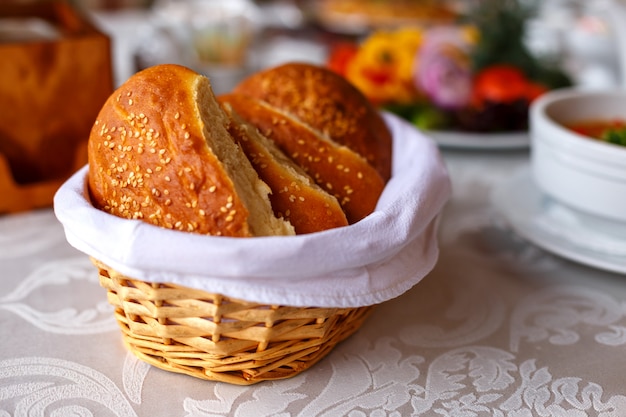 gesneden brood is een mand op tafel