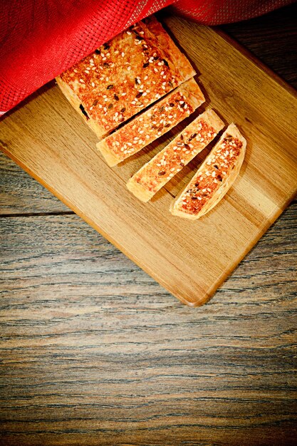 Gesneden brood met sesamzaadjes op een houten plank