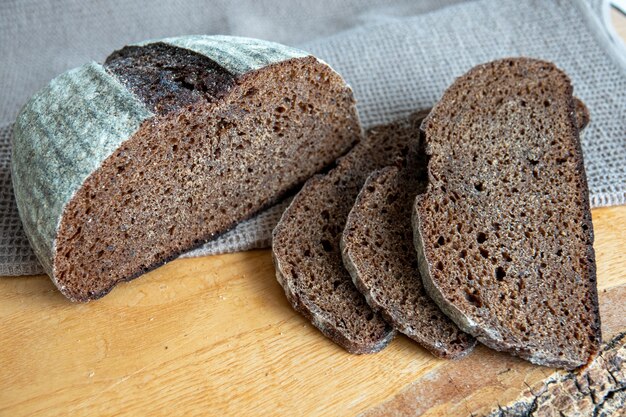 Gesneden brood met zonnebloempitten en sesam op een bord