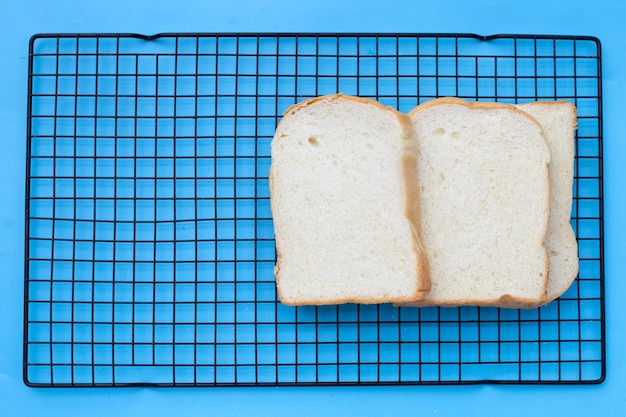 Foto gesneden brood op blauwe achtergrond