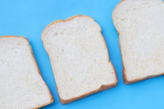 Gesneden brood op blauwe achtergrond